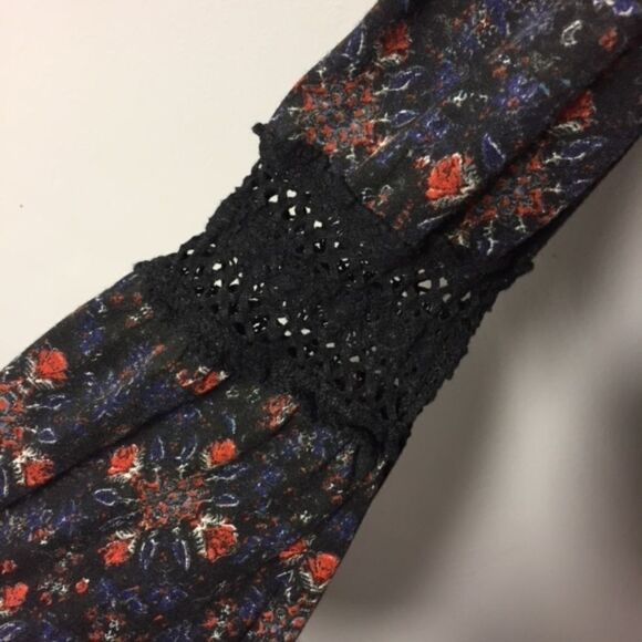 Floral Top w/ Lace Sleeve Detail - Picture 5 of 5